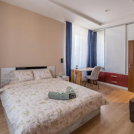 3bdr, Center Retreat, Heart, Free Parking Apartment